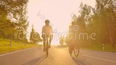 日落时分，一男一女在高速公路上骑着运动自行车，装备齐全，戴着防护头盔，动作缓慢，<strong>时速</strong>120英里